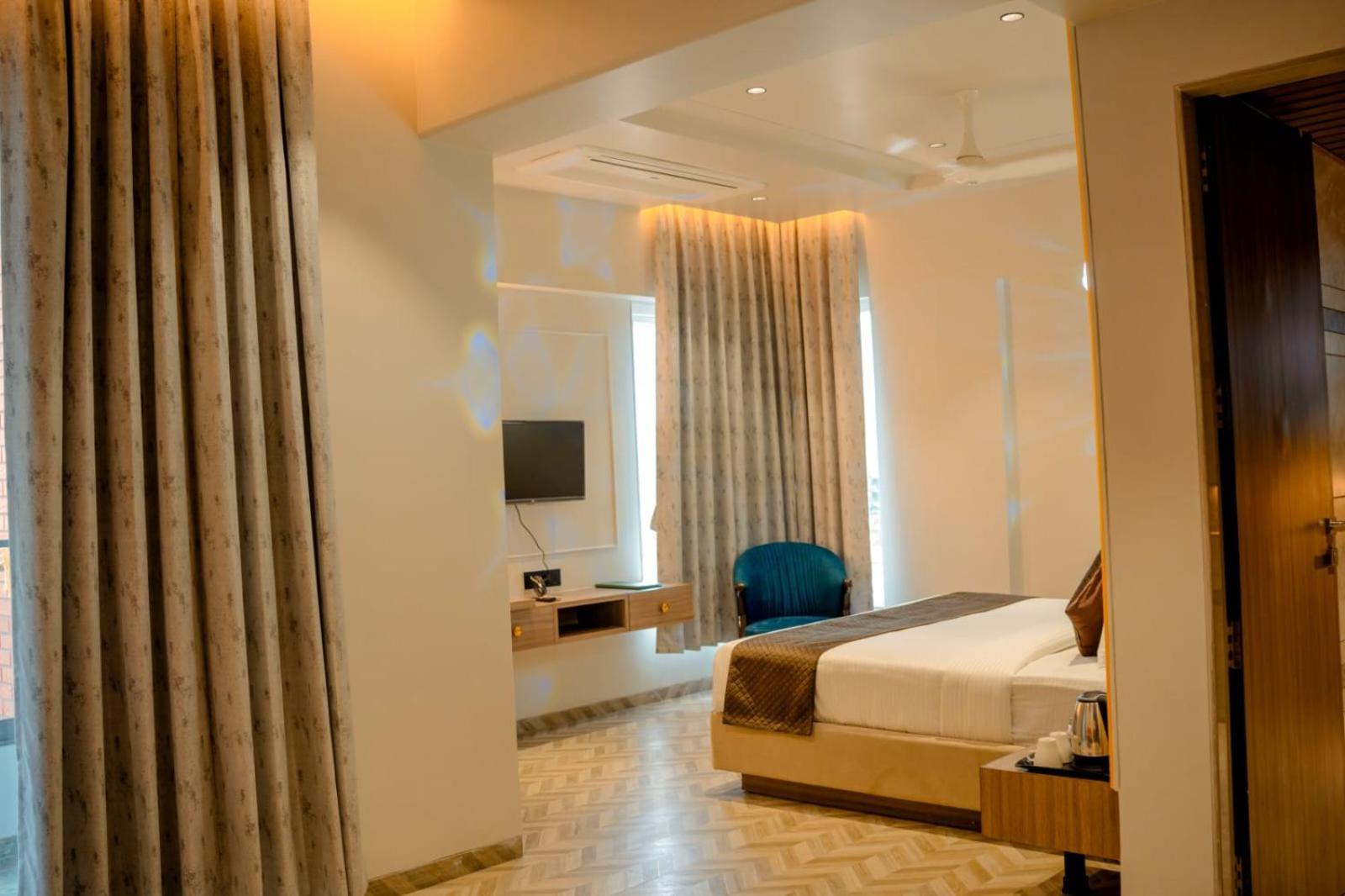 Hotel Narayani Executive Tuljapur Exterior foto